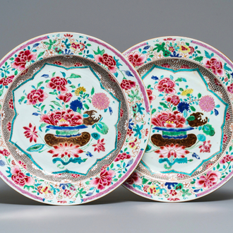 Une paire de plats en porcelaine de Chine famille rose, Qianlong