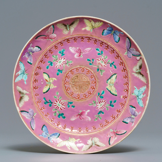 Une assiette en porcelaine de Chine famille rose pour le marché Nyonya, Peranakan ou Straits, 19ème