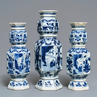 Drie Chinese blauw-witte hexagonale en octagonale vazen, Kangxi