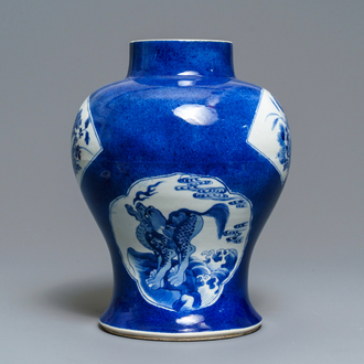Un vase en porcelaine de Chine en bleu et blanc à fond bleu poudré, Kangxi