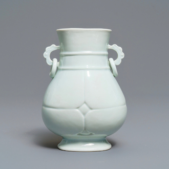 Un vase de forme hu en porcelaine blanc de Chine translucide, marque et époque de Yongzheng