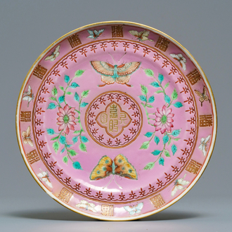 Une assiette en porcelaine de Chine famille rose pour le marché Straits, service de la famille Pan, marque de Guangxu, 19ème