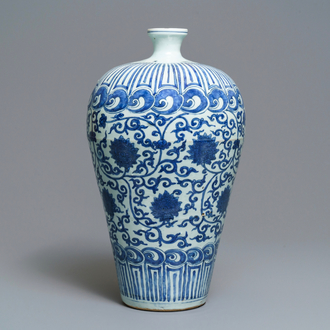 Un vase impérial de forme meiping en porcelaine de Chine bleu et blanc, marque et époque de Wanli
