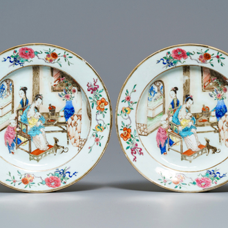 Une paire d'assiettes en porcelaine de Chine famille rose à décor d'une femme allaitante, Yongzheng