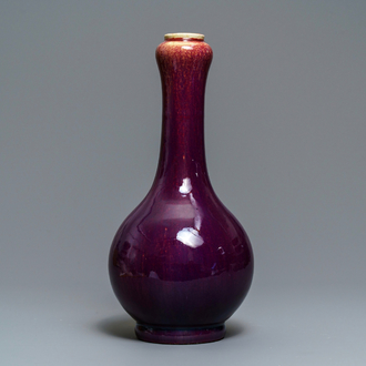 Un vase de forme bouteille en porcelaine de Chine dite 'flambé', Qianlong