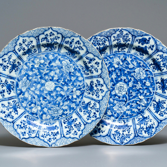 A pair of Chinese blue and white chargers with floral design, Kangxi