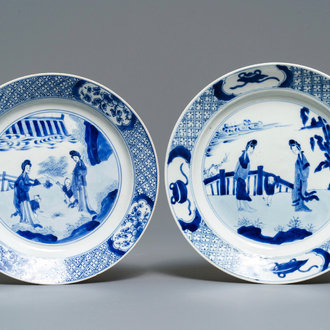 Twee Chinese blauw-witte borden met Lange Lijzen en zotjes, Chenghua merk, Kangxi