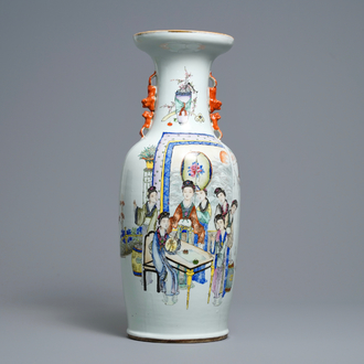 Un vase en porcelaine de Chine qianjiang cai à décor de femmes autour d'une table, signé Yan Bing Jun, daté 1913