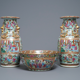 Une paire de vases et un bol en porcelaine de Chine famille rose de Canton, 19ème