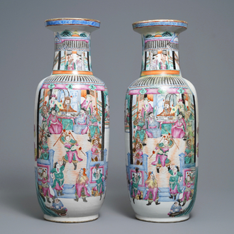 Une paire de vases de forme rouleau en porcelaine de Chine famille rose, 19ème
