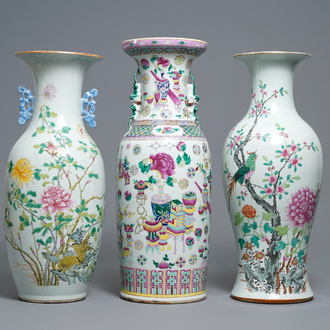 Trois vases en porcelaine de Chine famille rose, 19ème