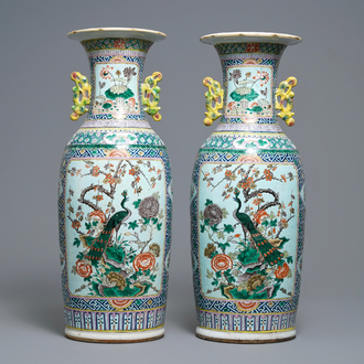 Une paire de vases en porcelaine de Chine famille rose, 19ème