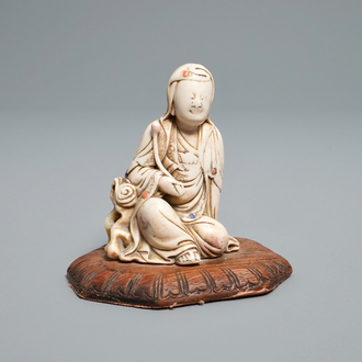 Een Chinese ingelegde zeepstenen figuur van een godheid, 17/18e eeuw