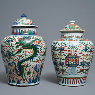 Deux vases couverts en porcelaine de Chine wucai, époque Transition