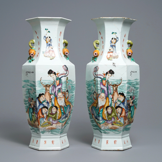 Une paire de vases de forme hexagonale en porcelaine de Chine qianjiang cai, signés Wang Qi, datés 1918