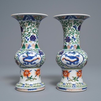 Une paire de vases en porcelaine de Chine wucai, marque de Xuande, République