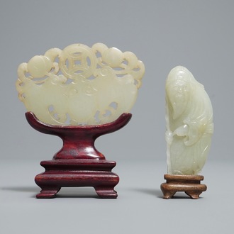 Twee Chinese snijwerken in lichte celadon jade, Qing