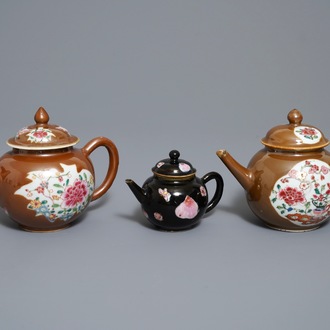 Trois théières en porcelaine de Chine famille rose sur fond capucin et noire, Yongzheng/Qianlong
