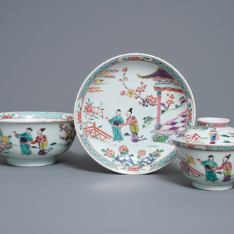 Deux bols et une assiette en porcelaine de Chine famille rose, marque et époque de Yongzheng