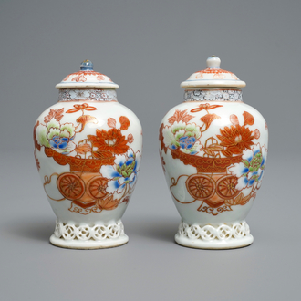 Une paire de boîtes à thé couvertes en porcelaine de Chine en rouge de fer et doré, Yongzheng
