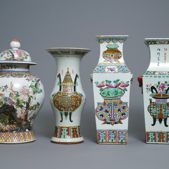 Quatre vases en porcelaine de Chine famille rose, 19ème