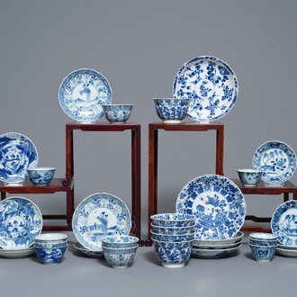 Zestien Chinese blauw-witte koppen en schotels, Kangxi