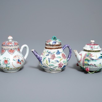 Trois théières couvertes en porcelaine de Chine famille rose, Yongzheng