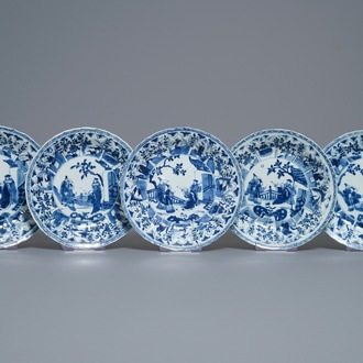 Cinq assiettes en porcelaine de Chine en bleu et blanc à décor de 'La Romance de la chambre de l'ouest', Kangxi