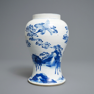 Un vase en porcelaine de Chine bleu et blanc à décor de grues et cerfs, Kangxi