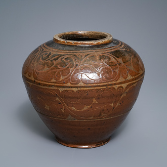 Een Chinese bruin geglazuurde vaas met reliëfdecor, Yuan