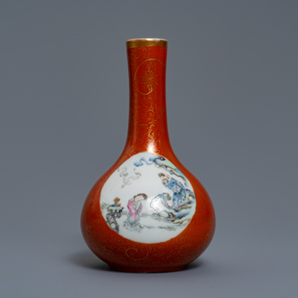 Un vase de forme bouteille en porcelaine de Chine famille rose à fond corail, marque de Qianlong, 19/20ème