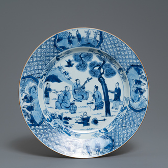 Un plat en porcelaine de Chine en bleu et blanc à décor de musiciens, Kangxi