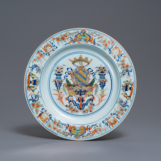 Un plat en porcelaine de Chine verte-Imari pour le marché portugais aux armes d'Ataide, vers 1720