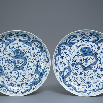 Une paire de plats en porcelaine de Chine en bleu et blanc à décor de dragons, marque de Kangxi, Guangxu