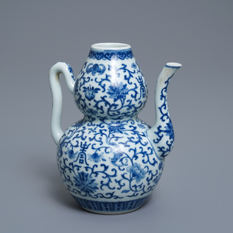 Une verseuse en porcelaine de Chine en bleu et blanc, 19ème