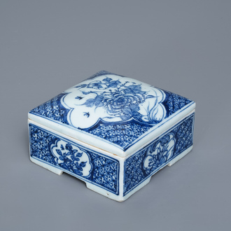 Une boîte couverte de forme carré en porcelaine de Chine en bleu et blanc, Ming