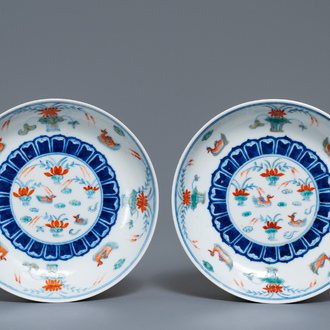 Une paire d'assiettes en porcelaine de Chine doucai, République