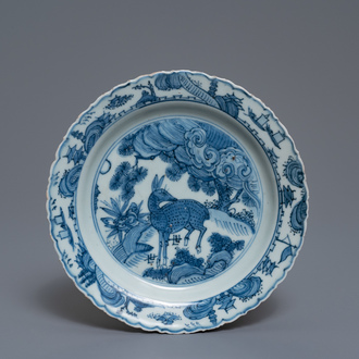 Une assiette en porcelaine de Chine à décor d'un cerf, Wanli
