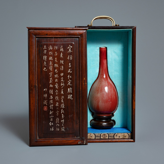 Un vase de forme bouteille en porcelaine de Chine rouge monochrome dans sa boîte de présentation, République