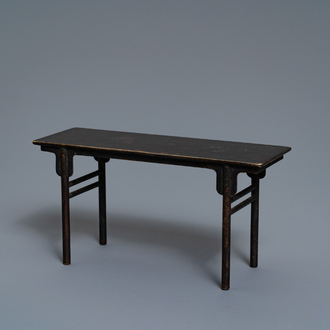 Un modèle miniature d'une table de lettré en bronze, Chine, 19ème