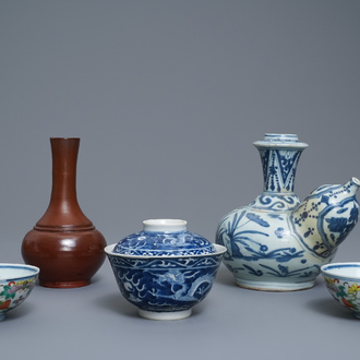 Une collection variée en porcelaine de Chine et grès de Yixing, Ming et après