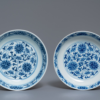 Een paar Chinese blauw-witte borden met lotusslingers, Guangxu merk en periode