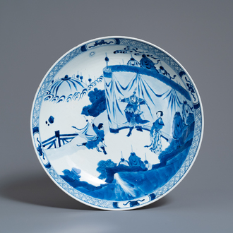 Een Chinese blauw-witte schotel met verhalend decor, Kangxi