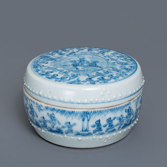 Une boîte couverte en porcelaine de Chine en bleu et blanc à décor figuratif, Kangxi/Yongzheng