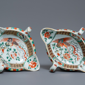 Une paire de saucières en porcelaine de Chine famille verte à décor de phénix, Kangxi