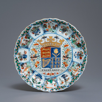 Un plat armorié 'Angleterre' en porcelaine de Chine famille verte, Kangxi/Yongzheng