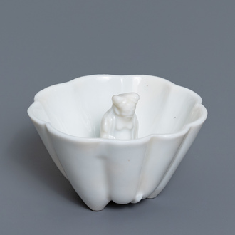 Une tasse surprise en porcelaine blanc de Chine figurant 'Lu Hong Jian', époque Transition