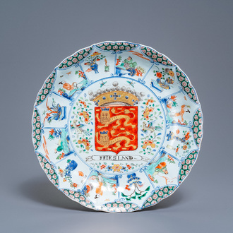 Un plat armorié 'Frislande' en porcelaine de Chine famille verte, Kangxi/Yongzheng