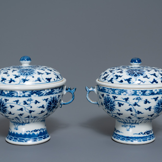 Une paire de bols couverts en porcelaine de Chine en bleu et blanc, 19ème