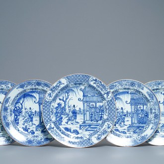 Cinq plats en porcelaine de Chine en bleu et blanc à décor de 'La Romance de la chambre de l'ouest', Kangxi/Yongzheng